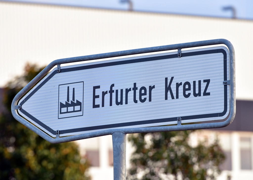 Wegweiser zum Gewerbegebiet „Erfurter Kreuz“.
