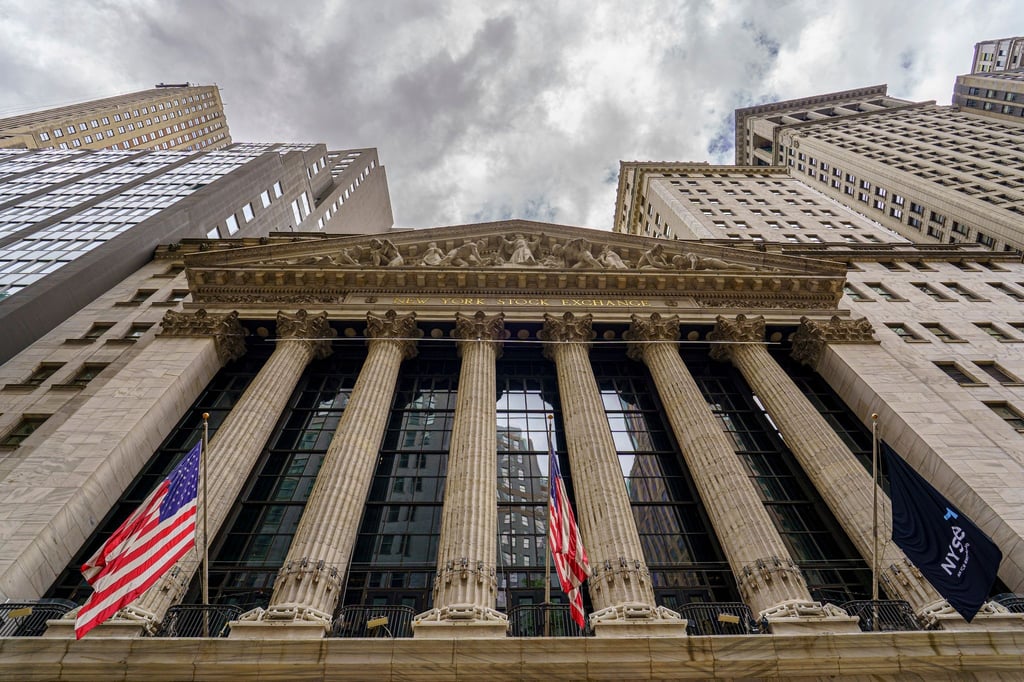 Sturmwolken bilden sich über dem Gebäude der New Yorker Börse.