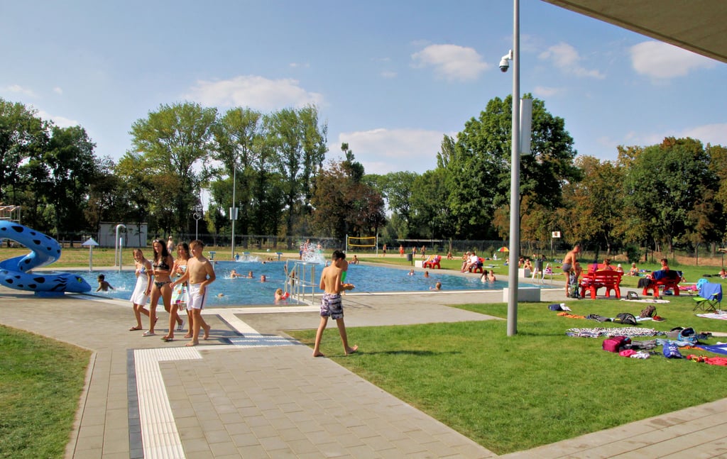 Die Besucherzahlen im Schwimmbad Heger bleiben in diesem Jahr hinter den Erwartungen zurück, weil sich der Sommer in einigen Wochen kühl und regnerisch zeigte. Das Freibad soll aber bis Ende September täglich offen bleiben.