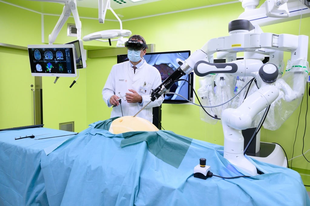 Jürgen Weitz, Direktor der Klinik für Viszeralchirurgie im Experimental-OP-Saal.