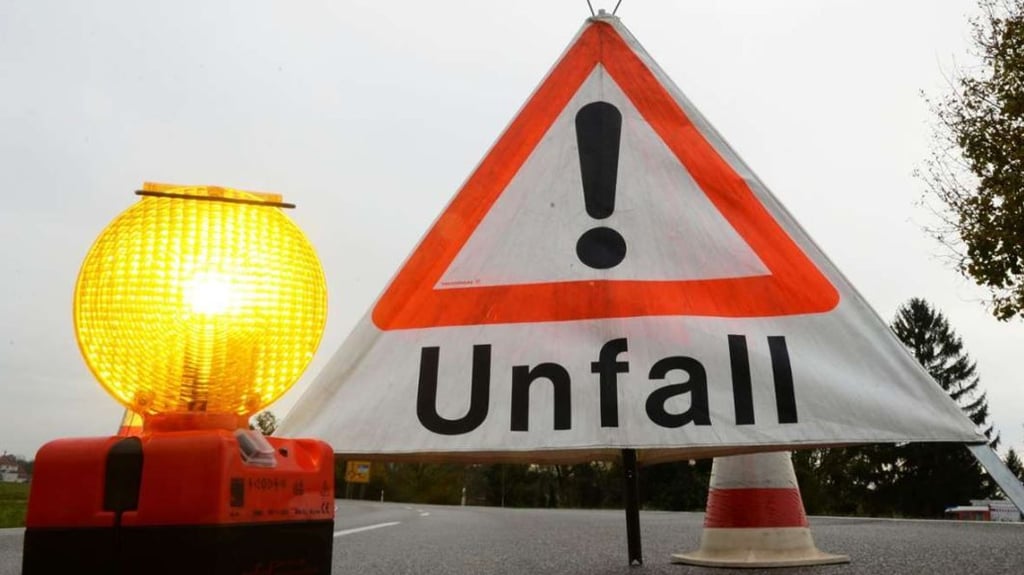 In Erxleben Richtung Osterburg kam es auf der Bundesstraße 189 zu einem Unfall. Hierbei wurde eine Fahrerin in ihr Fahrzeug eingeklemmt.
