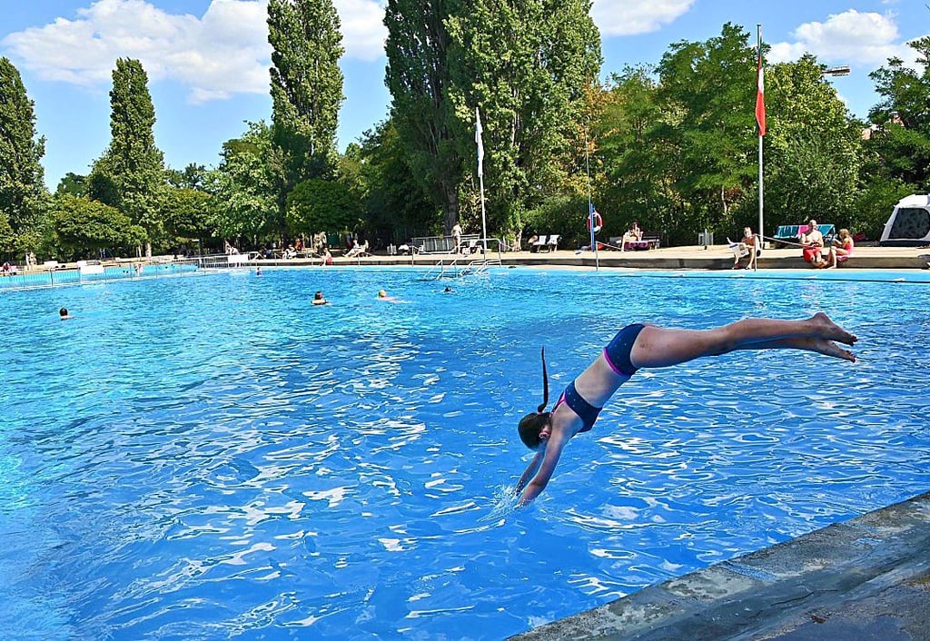 Bei den Temperaturen genau das Richtige: der Sprung ins kühle Nass. Das Carl-Miller-Bad wird für die Sanierungszeit geschlossen.
