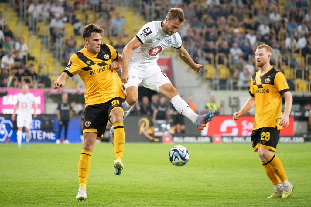 Dynamos Jakob Lewald (l) im Zweikampf mit Mannheims Pascal Sohm (M).