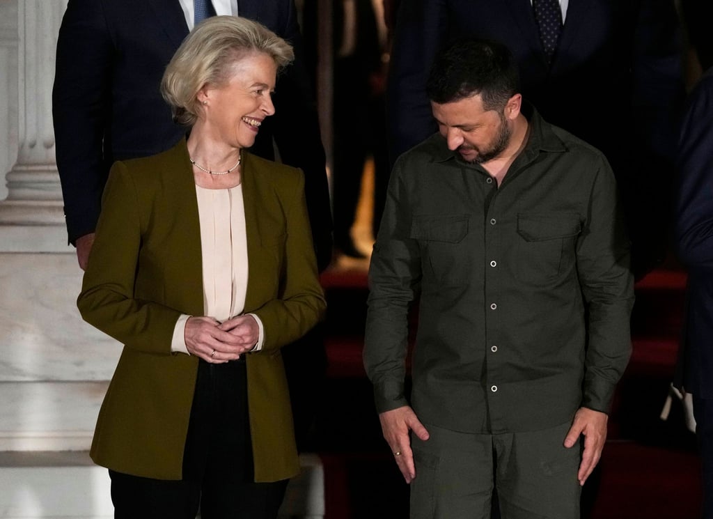 Der ukrainische Präsident Wolodymyr Selenskyj, hier mit EU-Kommissionspräsidentin Ursula von der Leyen in der Maximos-Villa bei einem Besuch in Athen.