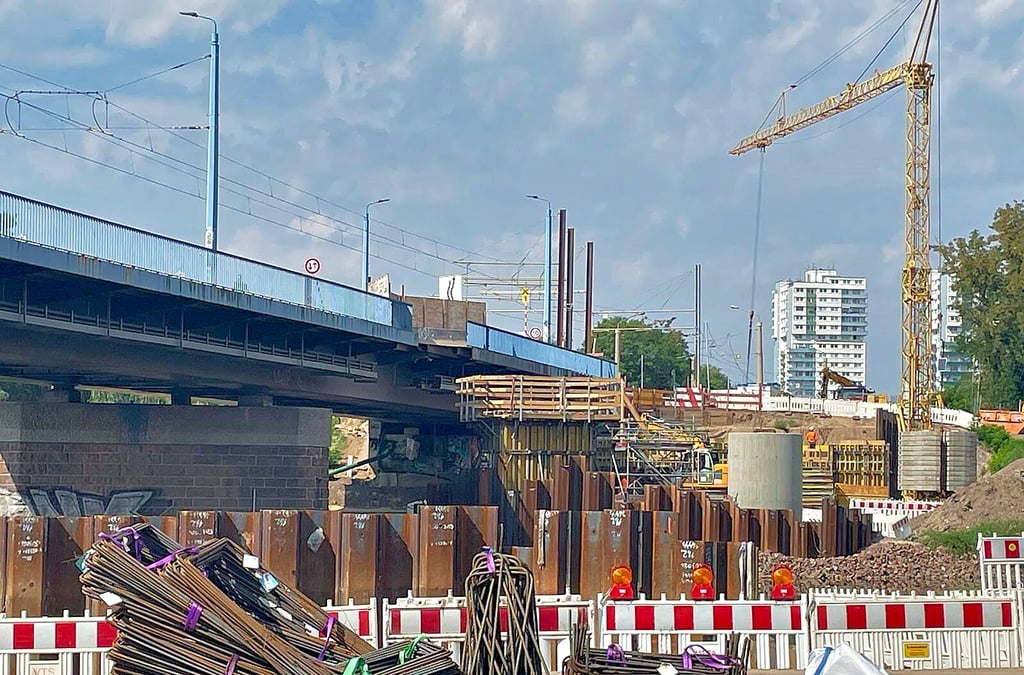 Direkt neben der „alten“ wird die neue Brücke errichtet. Ist sie fertig, wird das Bauwerk von 1976 abgerissen.