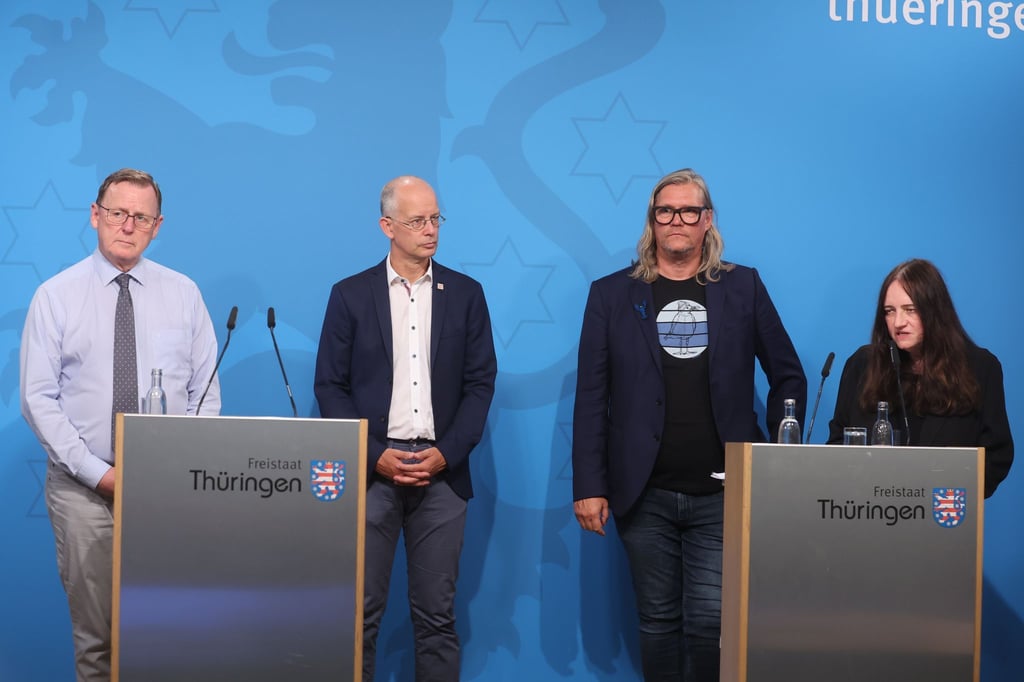 Ministerpräsident Bodo Ramelow (l-r), Landessportbund-Geschäftsführer Thomas Zirkel, Historiker Renè Wiese und Historikerin Jutta Braun sprechen bei einer Pressekonferenz der Staatskanzlei.