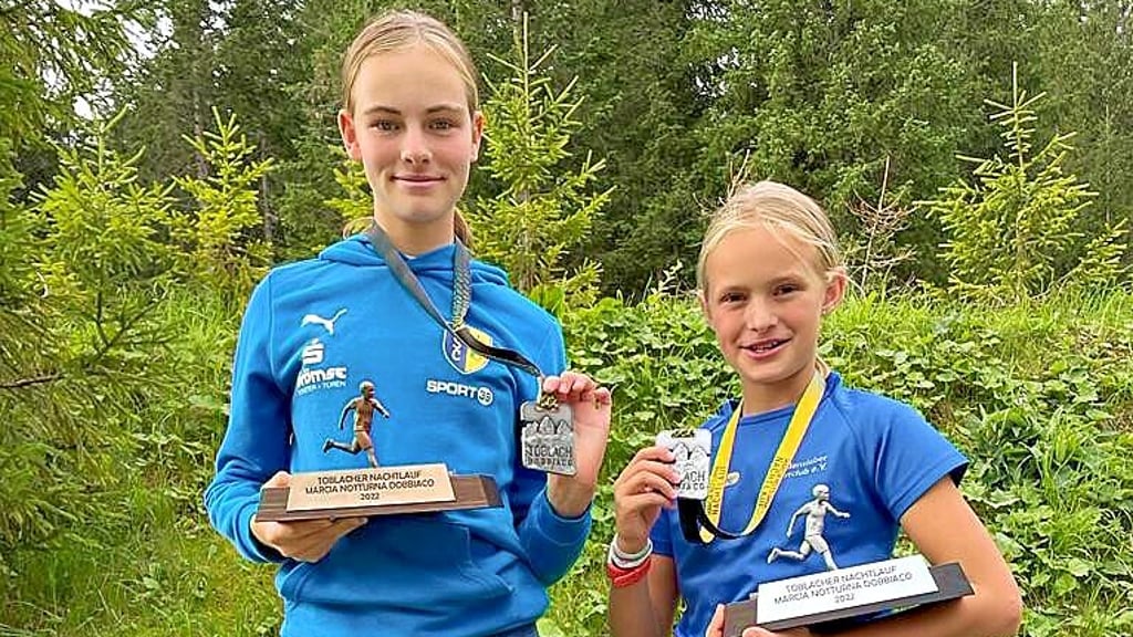 Matilda (l.) und Leni Gödicke aus Calvörde erkämpfen sich in der Leichtathletik Medaillen, Pokale und Meistertitel.