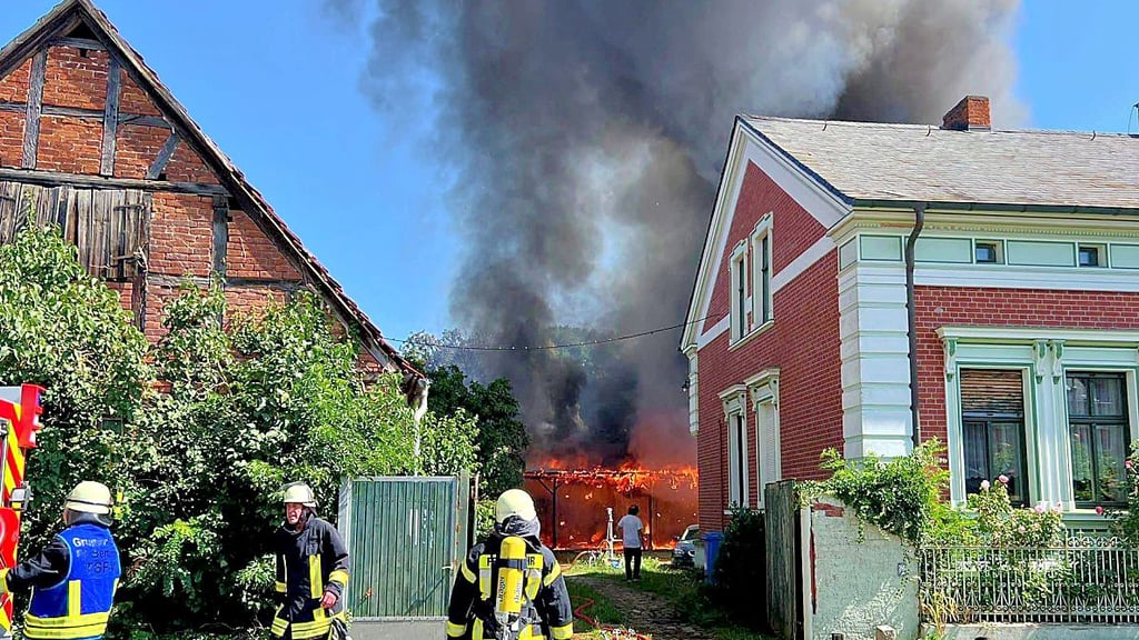 Feuerwehreinsatz in Bertingen: Die Scheune auf dem alten Vierseitenhof steht in Flammen.