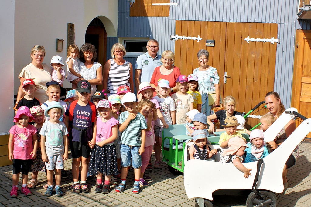 Blumen und ein Ständchen überbrachten die Kinder der Eggersdorfer dem glücklichen Paar zur goldenen Hochzeit.