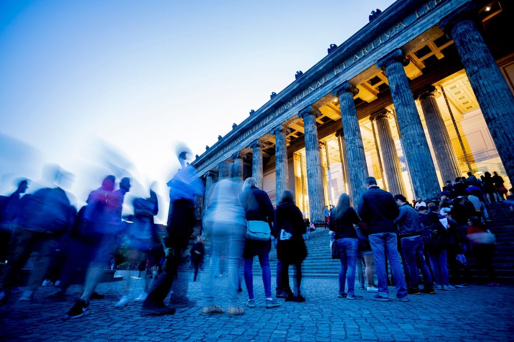 Besucherinnen und Besucher der Langen Nacht der Museen stehen vor dem Alten Museum an.