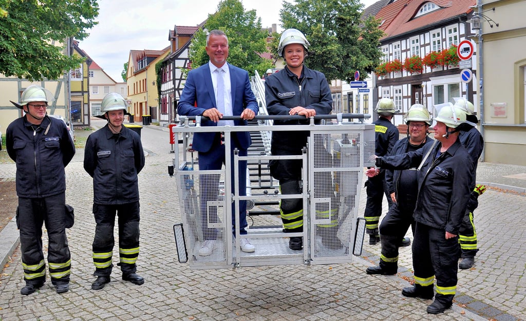 Die Feuerwehr Osterburg gratulierte dem Bürgermeister am frühen Vormittag. Erst wässerten die Brandbekämpfer am Kleinen Markt das Rathausdach, dann beförderte die Drehleiter Nico Schulz in luftige Höhe. Begleitet wurde er von Kameradin Lena Bornowski.