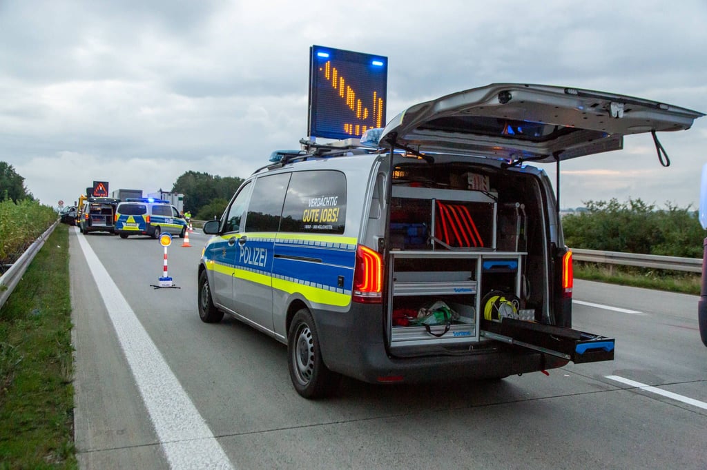 Die Polizei sichert auf der Autobahn eine Unfallstelle.