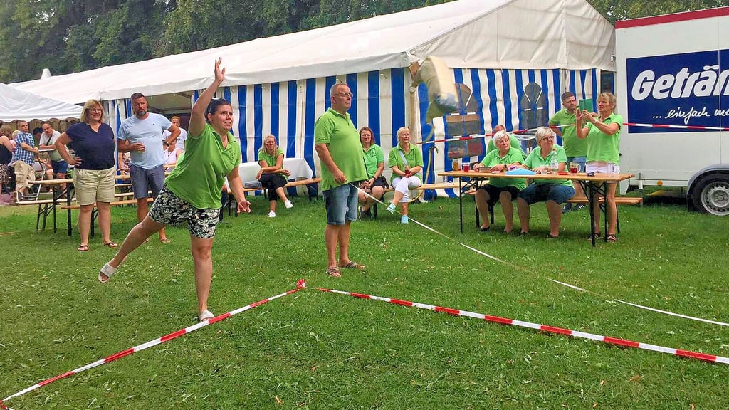 Der Handtaschenweitwurf der Damen gehört zum Froser Heimatfest dazu wie das Fasswerfen der Herren.