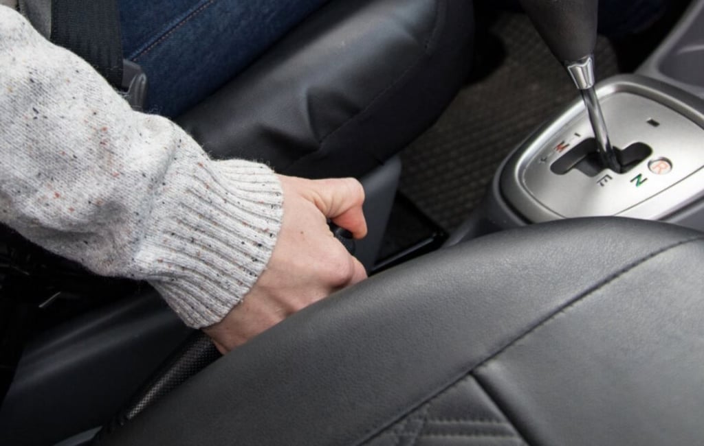 Eine Frau hat eine Handbremse während ihrer Fahrt auf der B81 in Groß Quenstedt im Harz abgebrochen. Es kam zu Verkehrsbehinderungen. Symbolbild: