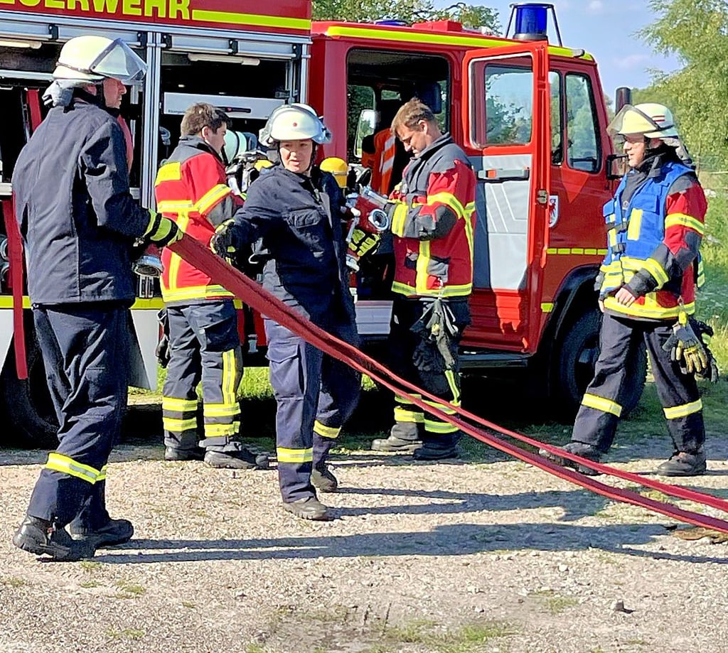 Für die Löschübung bereiten sich die Kameraden der Wehr aus Langensalzwedel am Einsatzort vor.