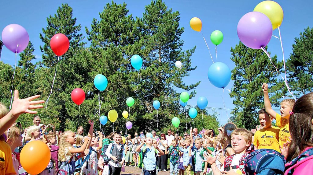 Zum Abschluss der Einschulungsfeier versammeln sich in Osterweddingen alle und lassen Luftballons aufsteigen.