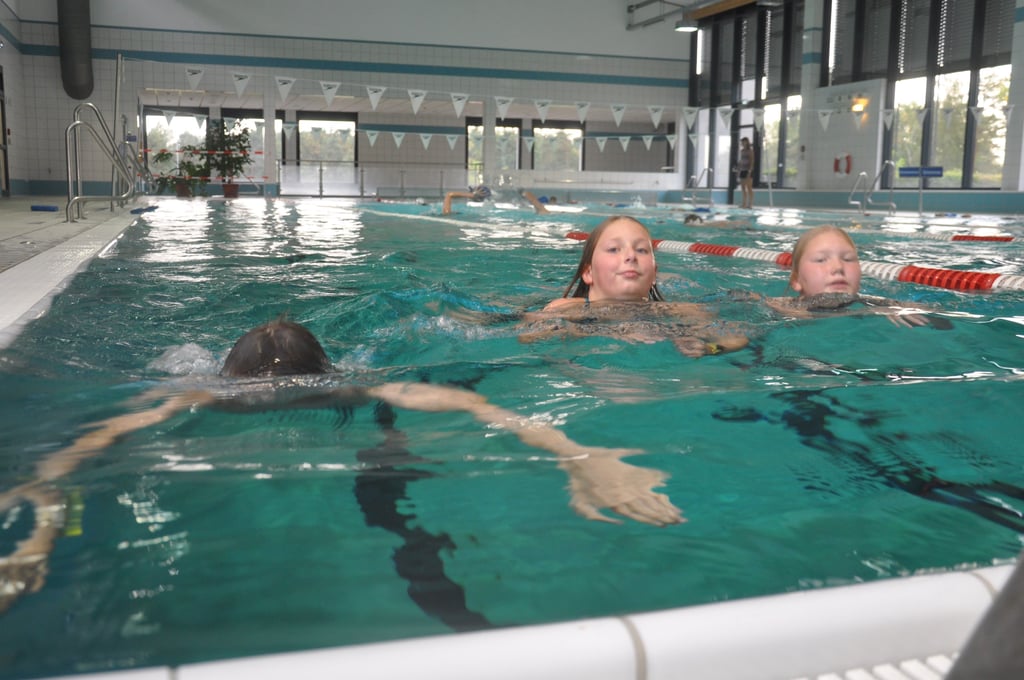 Nachwuchsschwimmer des Osterburger Schwimmvereins beim Training im Hallenbad.