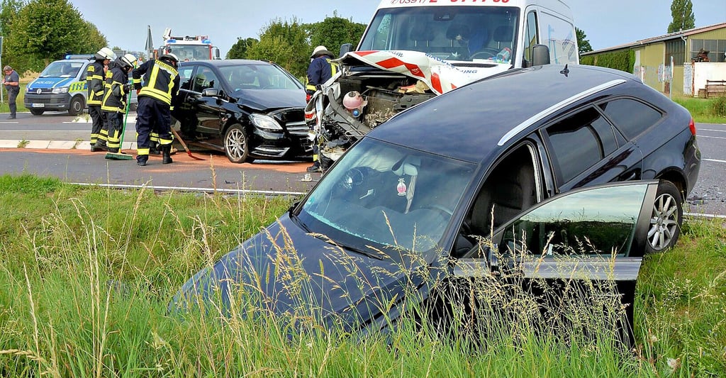 In den Unfall auf der Kreuzung bei Schleibnitz auf der Landesstraße 50 waren zwei Pkw und ein Transporter verwickelt.