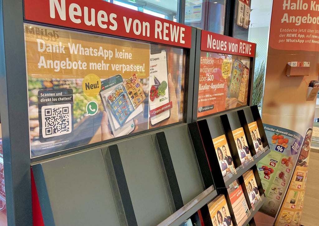 Rewe-Kunden müssen nun auf Prospekte verzichten, um sich über Angebote in den Supermärkten des Unternehmens im Jerichower Land zu informieren. Diese Informationen gibt es primär über digitale Kanäle.