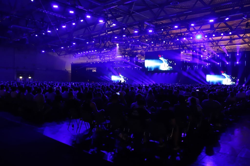 Zahlreiche Besucher verfolgen die „Opening Night Live“ in den Kölner Messehallen.
