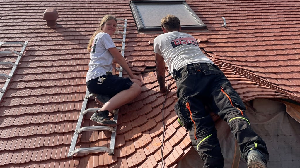 Nelly Elm absolviert seit August eine Dachdeckerausbildung bei der Firma Wolter in Langendorf. Sie ist in ihrem Lehrjahr die einzige Frau in Sachsen-Anhalt.