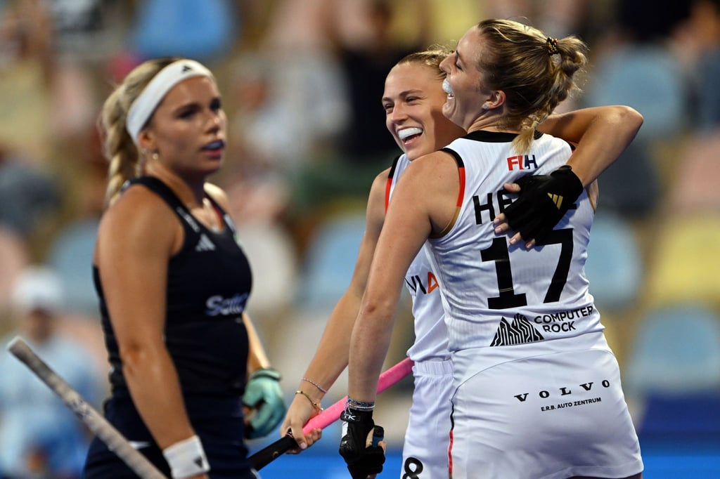 Deutschlands Jette Fleschütz (l) und Pauline Heinz bejubeln das Tor zum 5:0. gegen Irland.