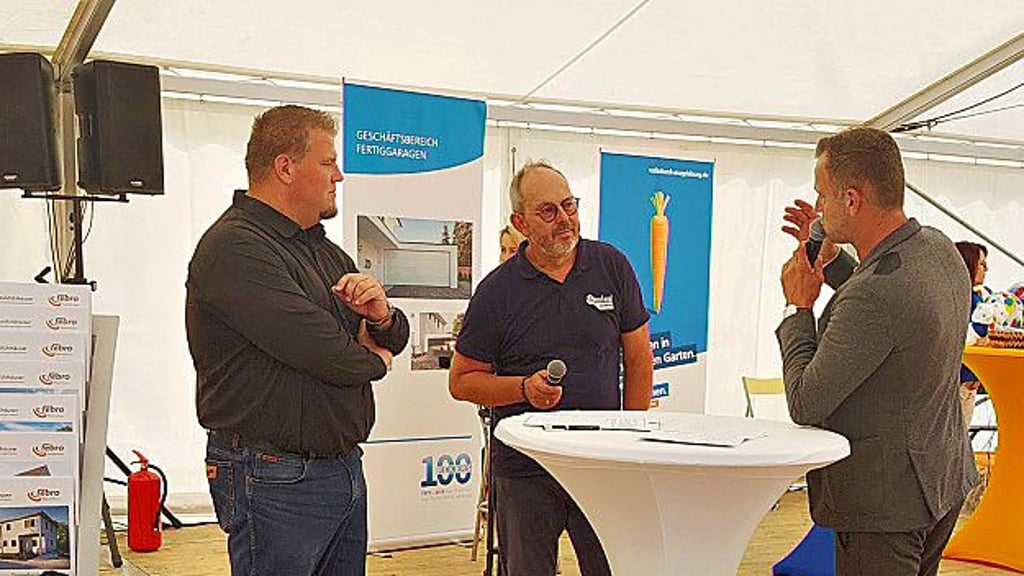 Barlebens Bürgermeister Frank Nase (l.) im Gespräch.