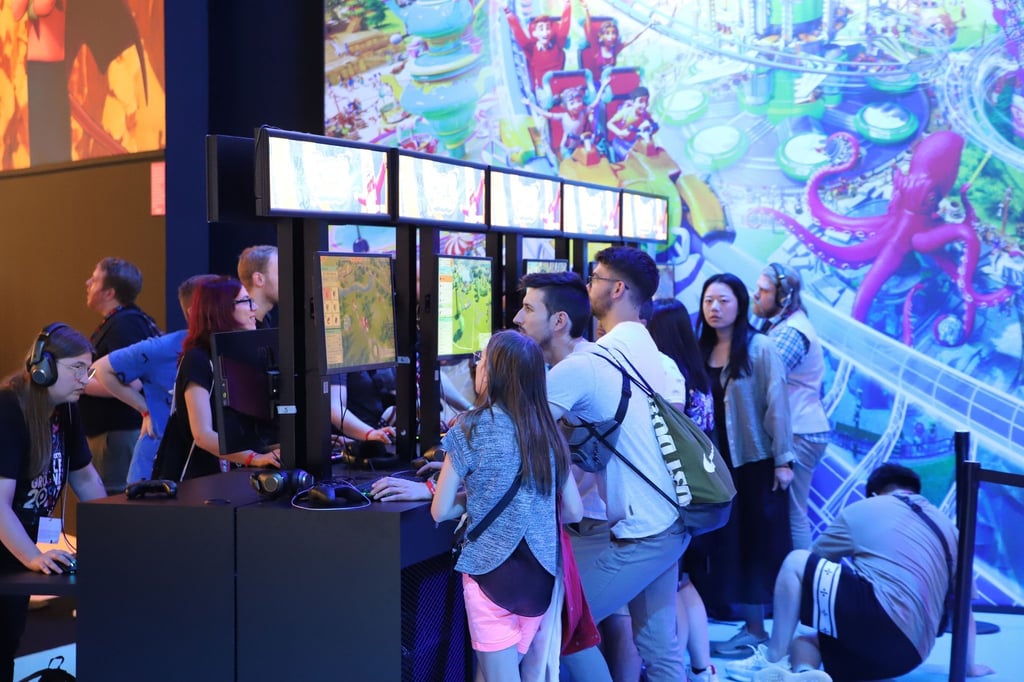 Besucher der Spielemesse Gamescom in Köln probieren neue Computerspiele direkt vor Ort aus.