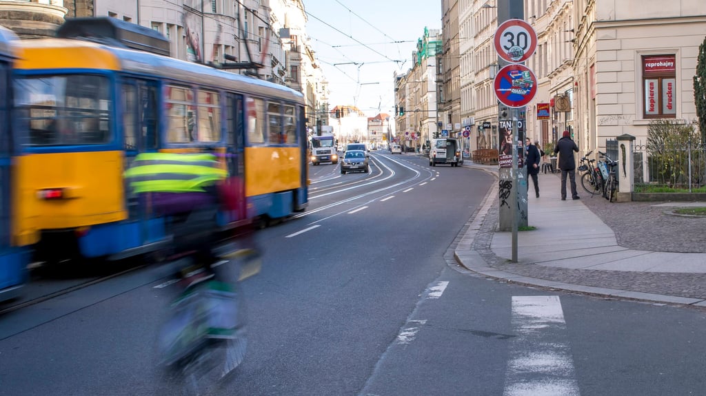 Eine Tram auf der Jahnallee.