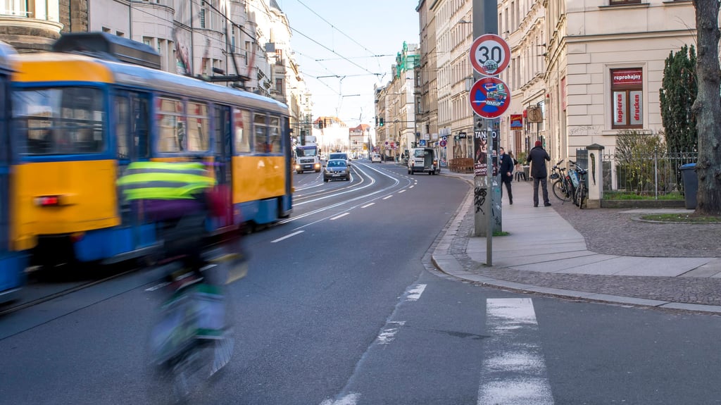 Eine Tram auf der Jahnallee.