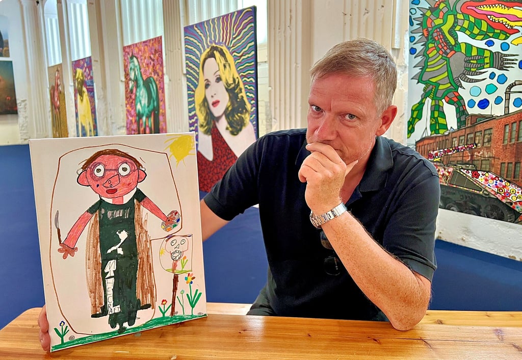 Michael Fischer-Art mit seinem Geschenk, das er von einem Kind nach der Zeichenstunde in der Kunsthalle erhalten hat.