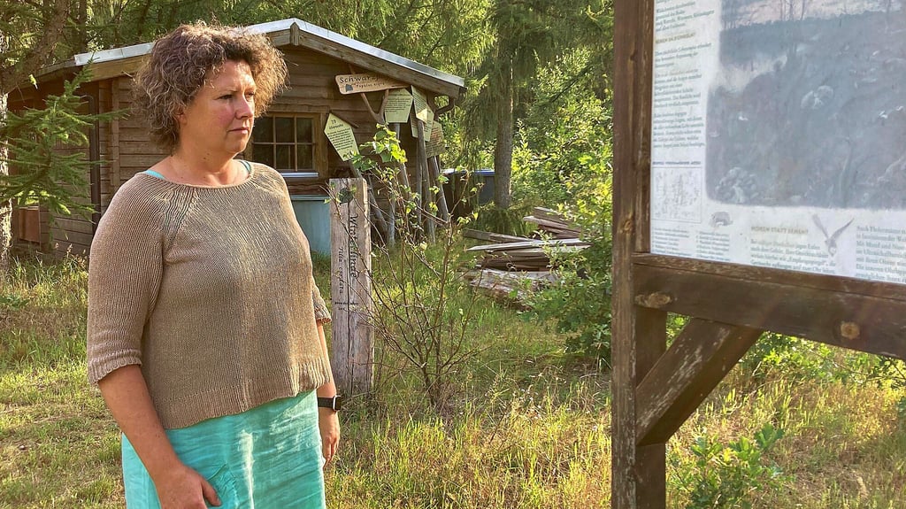 Daniela Jännsch an einer der mittlerweile stark vergilbten Informations- und Lehrtafeln, die ebenfalls erneuert werden sollen.