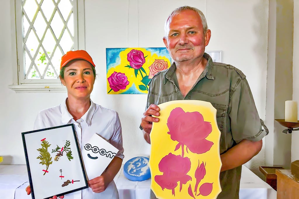 Julia Wolf vom Verein „booom“ Leipzig und Thomas Bretschneider stellen gemeinsam „Florales“ in der Geiseltalseekirche aus.