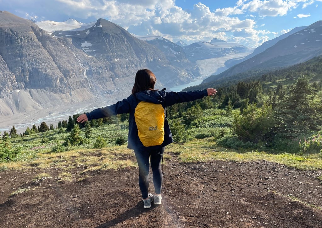 Yahui Miao auf dem Parker Ridge Trail in Kanadas Provinz Alberta - auf der Weltreise hatten sie und ihr Mann nur handgepäcktaugliche Rucksäcke dabei.