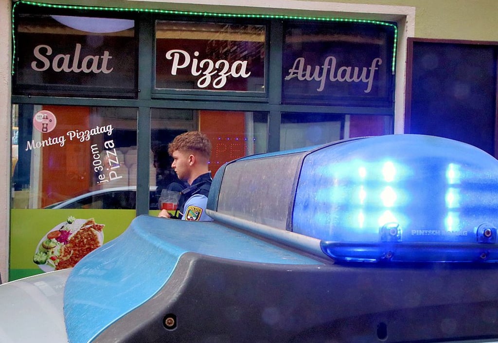 Einsatz nach Messerstecherei in der Loewestraße. Die Kollegen sind bereits da, als wir ankommen.