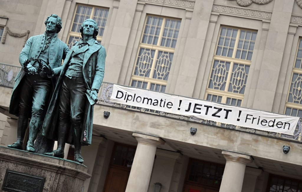 Der Theaterplatz mit Deutschem Nationaltheater und Goethe- und Schiller-Denkmal ist eine der Spielstätten des Kunstfestes Weimar.