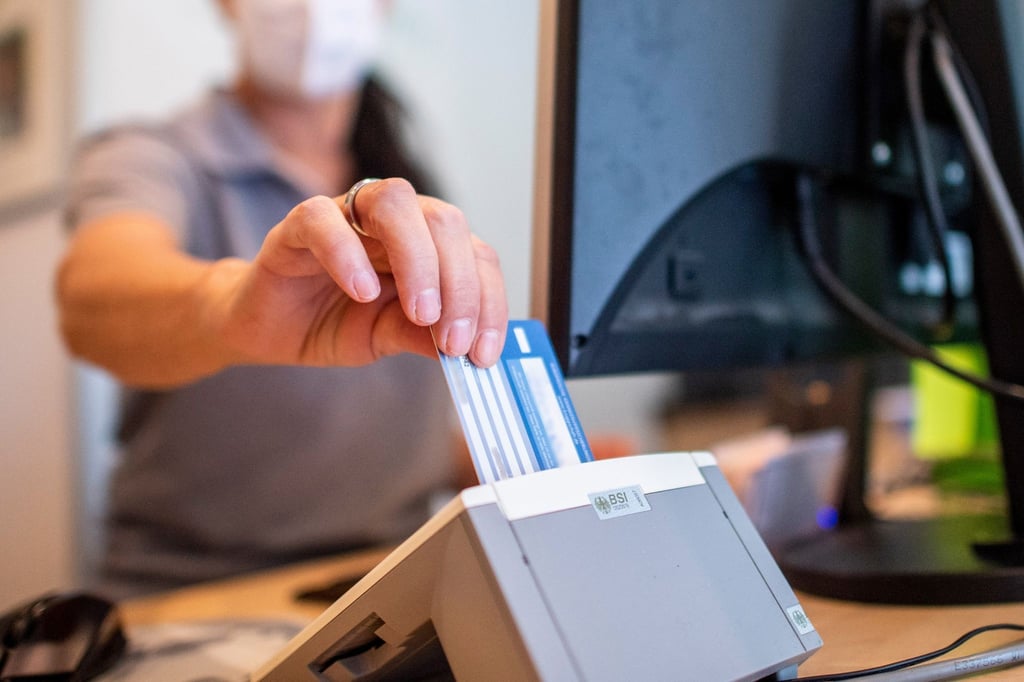 Statt eines Rezeptes auf Papier: Auch über die Versichertenkarte der Krankenkasse lassen sich künftig Medikakmente aus der Apotheke abholen.