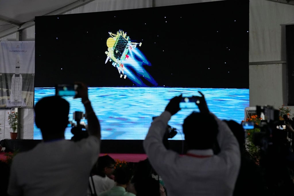 Jubel bricht während der Live-Übertragung der Landung des Raumschiffs in der ISRO-Einrichtung im indischen Bengaluru aus, als „Chandrayaan-3“ auf dem Mond landet.