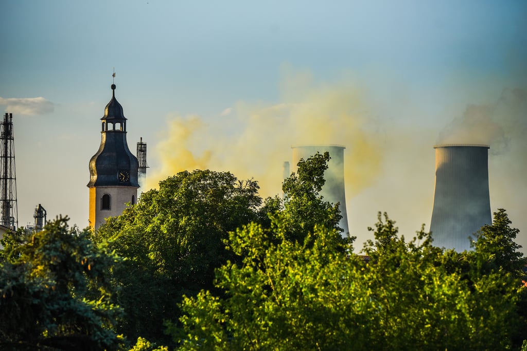 Von dem Gelände der TotalEnergies Raffinerie steigt Rauch auf.