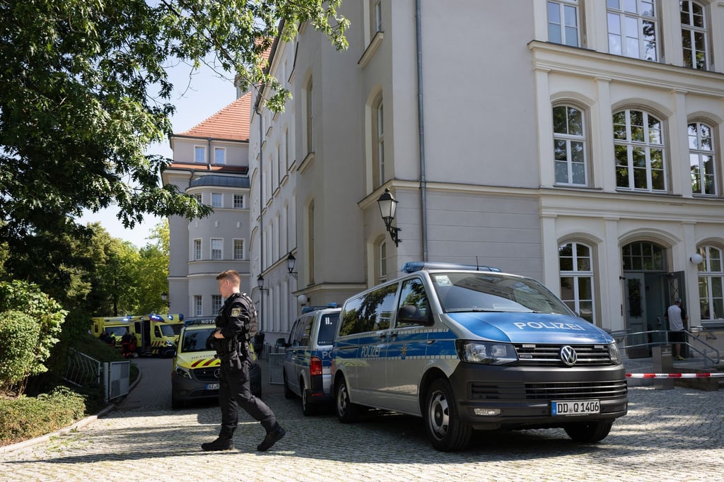 Fahrzeuge der Polizei stehen auf dem Schulhof einer Grund- und Oberschule in Bischofswerda.