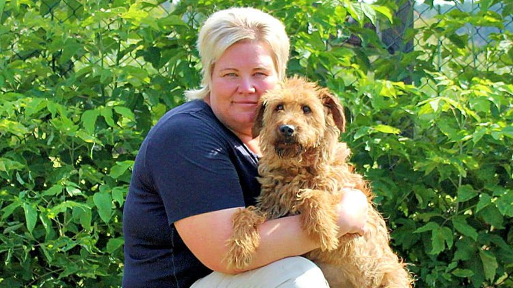 Kathrin Behrends, Leiterin des Tierheims Satuelle, freut sich, dass die blinde Hündin Margo bald operiert werden kann.