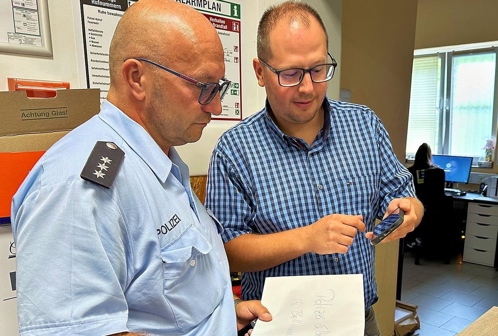 André Bellmann (links) nimmt hier von Edeka-Inhaber Stephan Lähne eine Strafanzeige nach einem Ladendiebstahl entgegen und schaut sich das Überwachungsvideo mit ihm an.