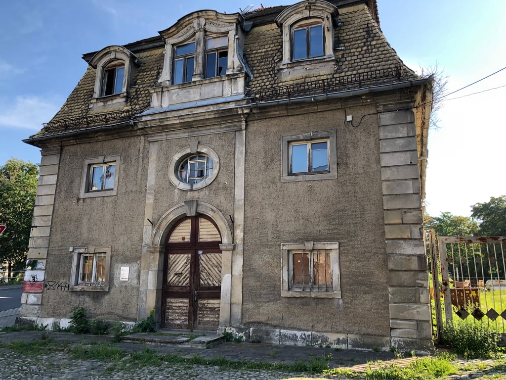 Das verwilderte Gelände hinter dem alten Marstallgebäude will die Stadt nun ordnen.