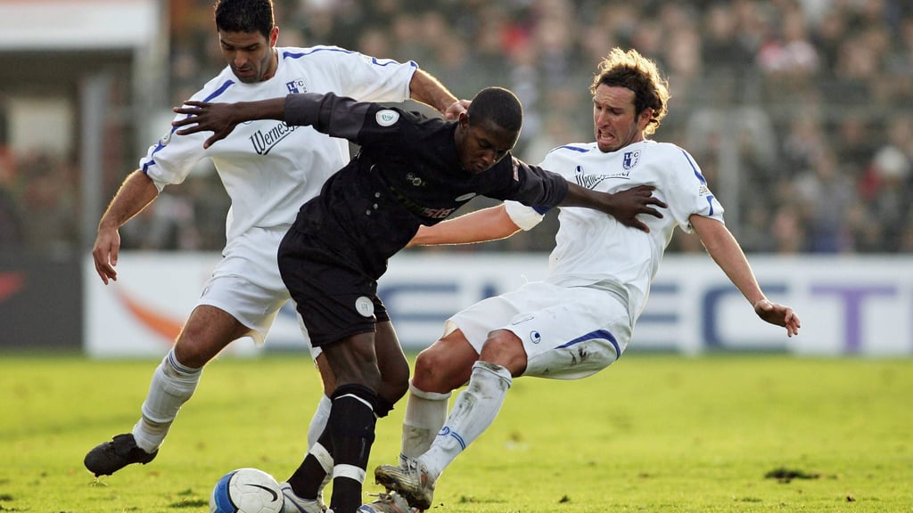 2006 trafen der 1. FC Magdeburg und der FC St. Pauli in der Regionalliga aufeinander. Das Spiel endete 2:0 für die Hamburger. Charles Takyi (Mitte) vom FCSP gegen die FCM-Spieler Frank Gerster (li.) und Kais Manai (re.).