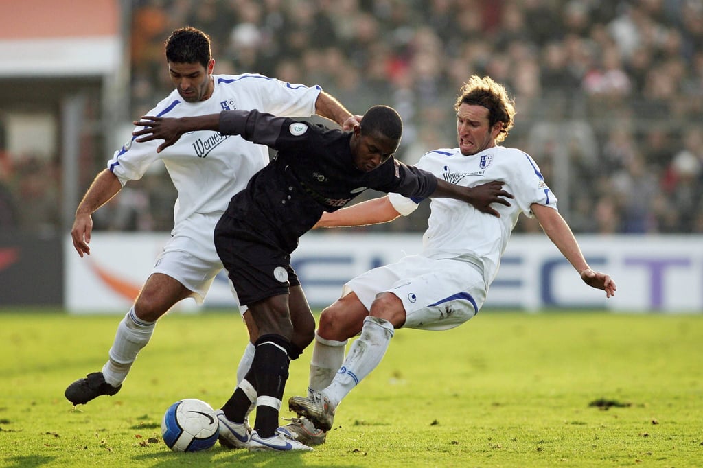 2006 trafen der 1. FC Magdeburg und der FC St. Pauli in der Regionalliga aufeinander. Das Spiel endete 2:0 für die Hamburger. Charles Takyi (Mitte) vom FCSP gegen die FCM-Spieler Frank Gerster (li.) und Kais Manai (re.).