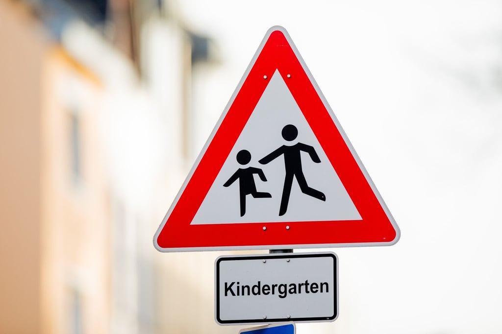 Ein Verkehrsschild mit dem Hinweis „Kindergarten“ steht vor einer Kindertagesstätte.