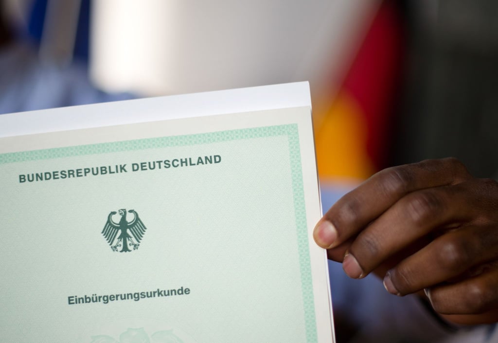 Menschen, die bereits mehrere Jahre in Deutschland leben, sollen leichter deutsche Staatsbürger werden können.