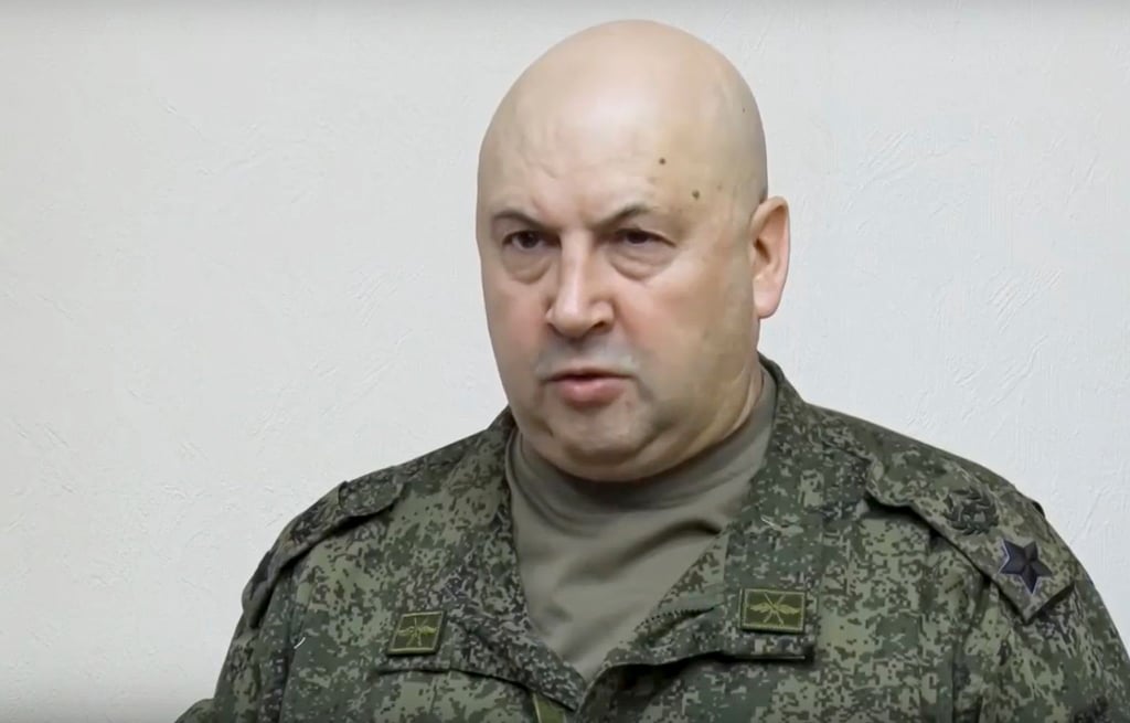 Galt als einer der wichtigsten Verbündeten von Söldnerchef Jewgeni Prigoschin in der regulären russischen Armee bei dessen Machtkampf mit Verteidigungsminister Sergej Schoigu und Generalstabschef Waleri Gerassimow: Sergej Surowikin.