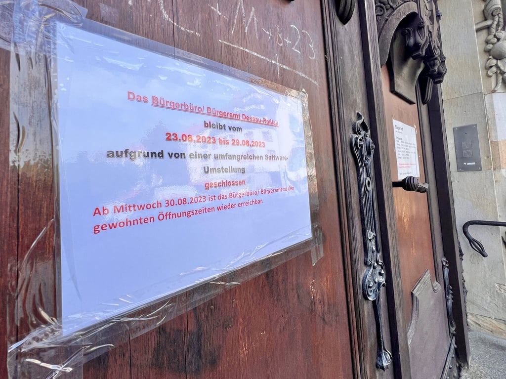 Aushang zum Bürgerbüro an der Rathaus-Hauptpforte in Dessau.