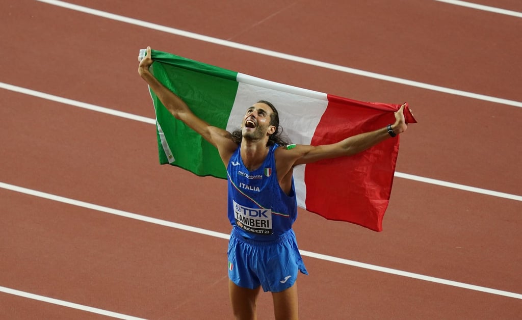 Der Italiener Gianmarco Tamberi feiert im Stadion seinen WM-Sieg in Budapest.